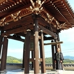 龍宝寺の鐘楼は柱が３本ずつある珍しい造り。「建て替えに関わった祖父はこだわりのある人だった」と話す平見隆典住職＝洲本市五色町鮎原葛尾