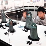 国重要文化財の松帆銅鐸などが並ぶ特別展の会場＝南あわじ市松帆西路