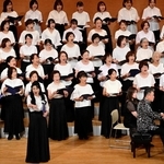 １０年ぶりに共演した「歌の力合唱団」と「南相馬ジュニアコーラスアンサンブル」＝洲本市塩屋１
