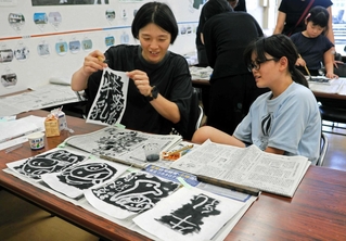 牛乳を墨汁代わりに書道を楽しむ親子ら＝南あわじ市市善光寺