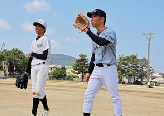 生徒と練習に汗を流す林大樹教諭。「野球好きが楽しめる環境をつくり、地域に愛されるクラブに」と話す＝南あわじ市松帆古津路