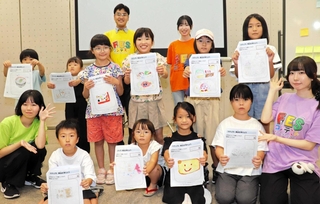 自分で考えたご当地弁当のデザインを手にする子どもら＝淡路市浦