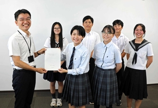 高校生が考えた政策の提案書を受け取る吉平敏孝市長（左端）＝洲本市議会
