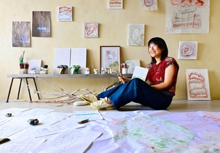 淡路島での初個展に向けて滞在制作に励むやまぐちかおりさん＝淡路市塩尾
