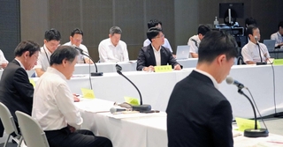 淡路島上空の飛行経路を巡り、開催された協議会。騒音などの問題点について島内３市長らが意見を交わした＝淡路市夢舞台