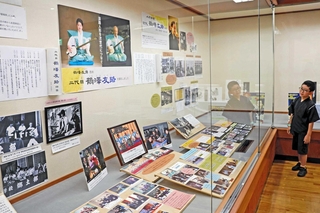 「ふたりの友路展」の会場。初代と二代目の歩みを写真やエピソードで伝える＝南あわじ市市三條