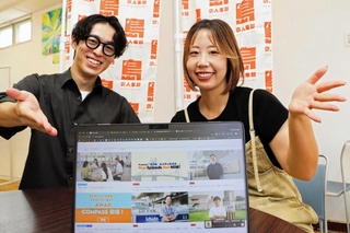 ８月末に開設した「ｔｉｅ　ｏｎ　ａｗａｊｉ」を紹介する大場有紗さん（右）と大田魁人さん＝淡路市志筑