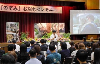 大勢の「のぞみ」のファンを前に、思い出を語るイングランドの丘の大田康之所長＝南あわじ市八木養宜上