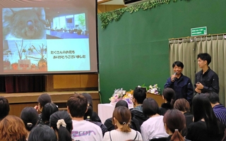 のぞみの写真を映しながらエピソードを紹介する飼育員の後藤敦さん（左）と村井駆さん＝南あわじ市八木養宜上