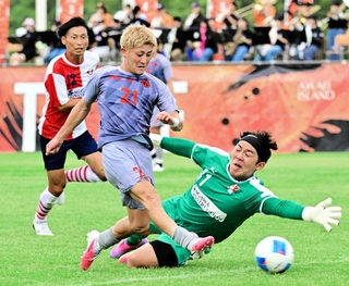後半９分、２点目のゴールを決める水島雄之介選手＝洲本市五色町鳥飼浦