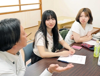 志筑の活性化策について商工会の担当者と打ち合わせをする坂井杏花さん（右）と出崎万結さん（中央）＝淡路市志筑