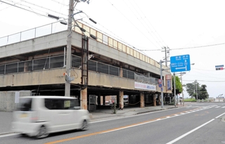 来月にも解体が始まる見通しの岩屋ポートビル旧駐車場＝淡路市岩屋