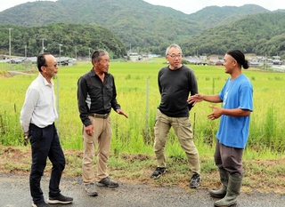 水田泰善さん（左から２番目）ら先輩農家と談笑する伊東蒼梧さん（右端）＝南あわじ市八木馬回