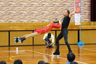 ハンガリーのペアによるローラースケートのパフォーマンス。高速回転に驚きの声が上がった＝安乎小学校