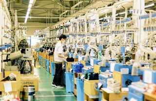 靴下の編み機が並ぶ「ユイ」の工場＝南あわじ市福良乙（同社提供）