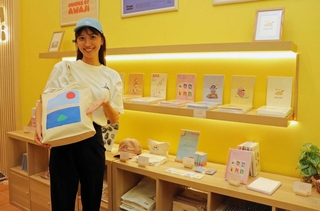 淡路島がモチーフのトートバッグやＴシャツなどを販売する店内＝淡路市野島轟木