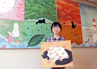 大作「春夏秋冬」を背に、愛猫「タル」を描いた作品を手にする前田彩光さん＝淡路市佐野
