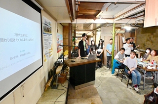 合宿プログラムの成果を発表する大学生ら＝洲本市本町７