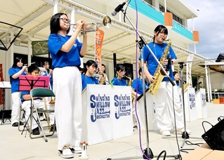 フレッシュな演奏を披露し、会場を沸かせた蒼開中学・高校生＝淡路市佐野