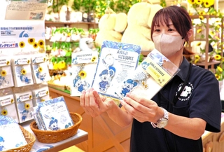 イングランドの丘で販売している「淡路うず助」のキーホルダーとチャーム＝南あわじ市八木養宜上