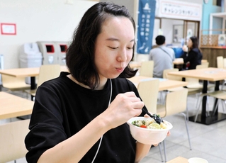 アカモクを使った丼はねばねばでさっぱりした味わいが絶妙。試験販売は好評で、多彩なメニューの開発を目指す＝南あわじ市八木養宜上