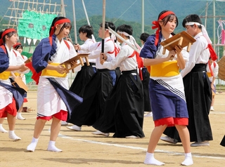 「机踊り」を披露する生徒ら＝南あわじ市市円行寺