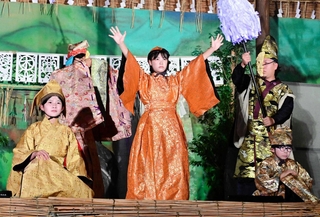 イザナギ（後方右）とイザナミ（同右）により生まれた日本の島を演じる子どもら＝淡路市多賀