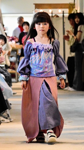 Ｔシャツのプリント柄を生かしたトップスと裾が広がるスカートでマーメイドを表現＝淡路市江井
