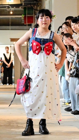 ワンピースのスカート部分とジーンズを組み合わせたジャンパースカート。バッグも洋服をリメークした＝淡路市江井