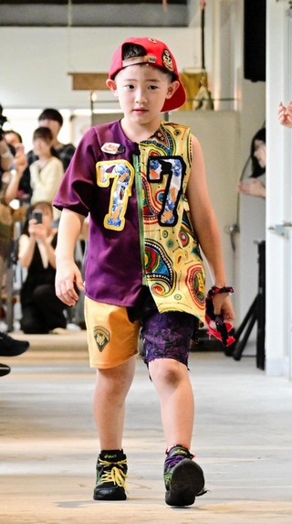 大好きなバスケットボール選手の背番号とチームカラーで「僕が夢中なもの」を表現した＝淡路市江井
