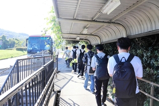 朝の通学時間帯、洲本インターチェンジの高速バス停に並ぶ市民ら＝洲本市納