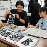 牛乳を墨汁代わりに書道を楽しむ親子ら＝南あわじ市市善光寺
