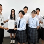 高校生が考えた政策の提案書を受け取る吉平敏孝市長（左端）＝洲本市議会