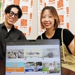 ８月末に開設した「ｔｉｅ　ｏｎ　ａｗａｊｉ」を紹介する大場有紗さん（右）と大田魁人さん＝淡路市志筑