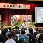 大勢の「のぞみ」のファンを前に、思い出を語るイングランドの丘の大田康之所長＝南あわじ市八木養宜上