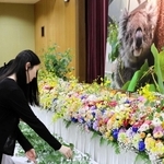 「のぞみ」のパネル写真にユーカリを手向けるお別れセレモニーの出席者＝南あわじ市八木養宜上