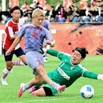 後半９分、２点目のゴールを決める水島雄之介選手＝洲本市五色町鳥飼浦