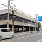 来月にも解体が始まる見通しの岩屋ポートビル旧駐車場＝淡路市岩屋