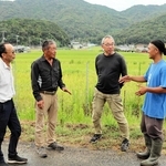 水田泰善さん（左から２番目）ら先輩農家と談笑する伊東蒼梧さん（右端）＝南あわじ市八木馬回