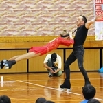 ハンガリーのペアによるローラースケートのパフォーマンス。高速回転に驚きの声が上がった＝安乎小学校