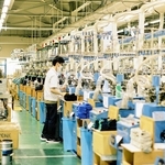靴下の編み機が並ぶ「ユイ」の工場＝南あわじ市福良乙（同社提供）