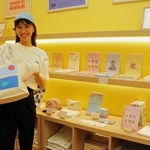 淡路島がモチーフのトートバッグやＴシャツなどを販売する店内＝淡路市野島轟木