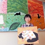 大作「春夏秋冬」を背に、愛猫「タル」を描いた作品を手にする前田彩光さん＝淡路市佐野