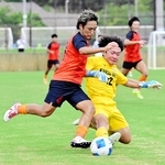 相手ＧＫと激しく競り合うＦＣ．ＡＷＪの岡山和輝主将（左）＝洲本市五色町鳥飼浦