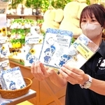 イングランドの丘で販売している「淡路うず助」のキーホルダーとチャーム＝南あわじ市八木養宜上