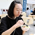 アカモクを使った丼はねばねばでさっぱりした味わいが絶妙。試験販売は好評で、多彩なメニューの開発を目指す＝南あわじ市八木養宜上