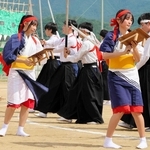 「机踊り」を披露する生徒ら＝南あわじ市市円行寺
