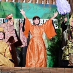 イザナギ（後方右）とイザナミ（同右）により生まれた日本の島を演じる子どもら＝淡路市多賀
