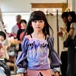 Ｔシャツのプリント柄を生かしたトップスと裾が広がるスカートでマーメイドを表現＝淡路市江井