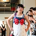 ワンピースのスカート部分とジーンズを組み合わせたジャンパースカート。バッグも洋服をリメークした＝淡路市江井
